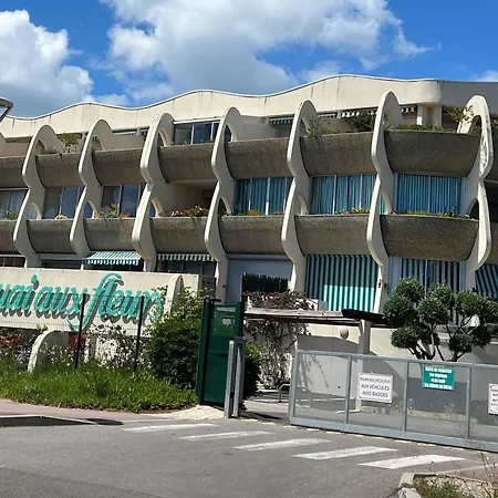 Avec Piscine, Parking Et Terrasse A Port Camargue - Fr-1-307-262 *