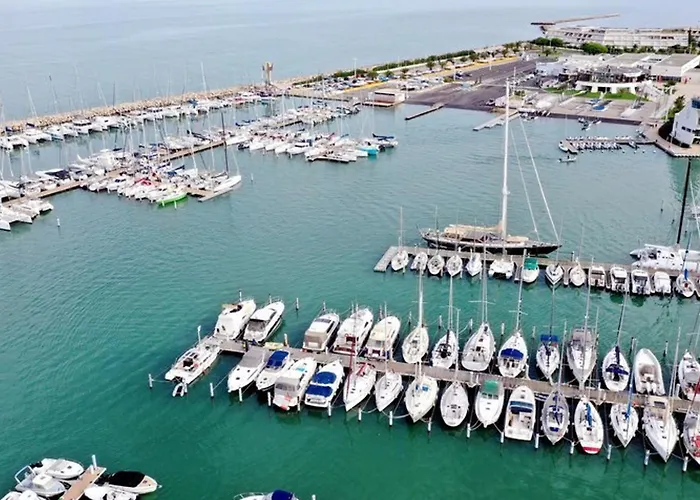 Lägenhet Avec Piscine, Parking Et Terrasse A Port Camargue - Fr-1-307-262 *