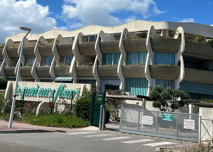Avec Piscine, Parking Et Terrasse A Port Camargue - Fr-1-307-262 *